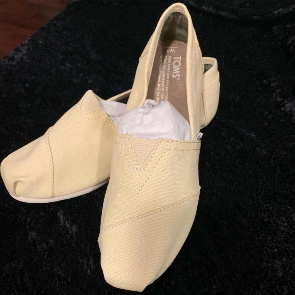 TOMS  Classic Canvas Shoe - Size 7 New in Box